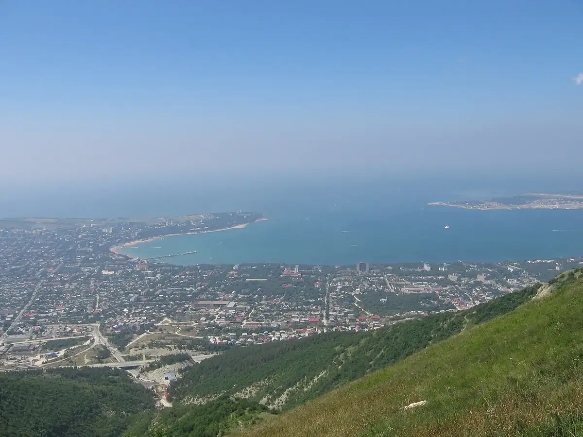Вид с канатной дороги на Геленджик. Фото: Maasaak, Dghosal, Anna Novikova from Budva, Montenegro, Vihljun (Wikimedia Commons) (фото 4 из 4)